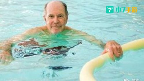 夏天游泳入水前