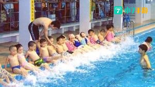 夏天游泳入水前
